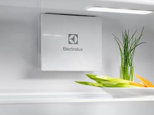 Встраиваемый холодильник Electrolux LNG7TE18S